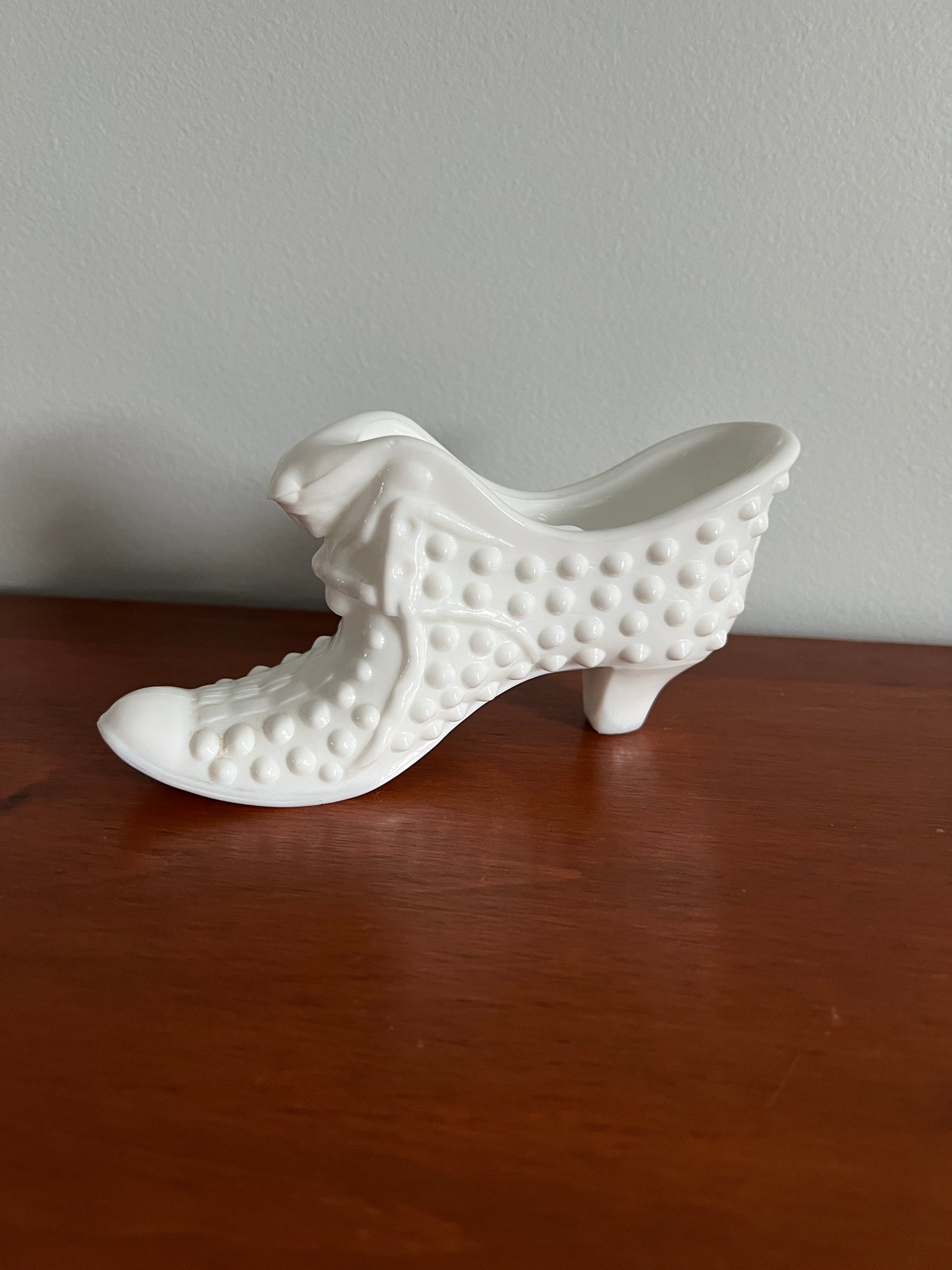 Fenton Daisy/Button Cat Milk Glass Slipper