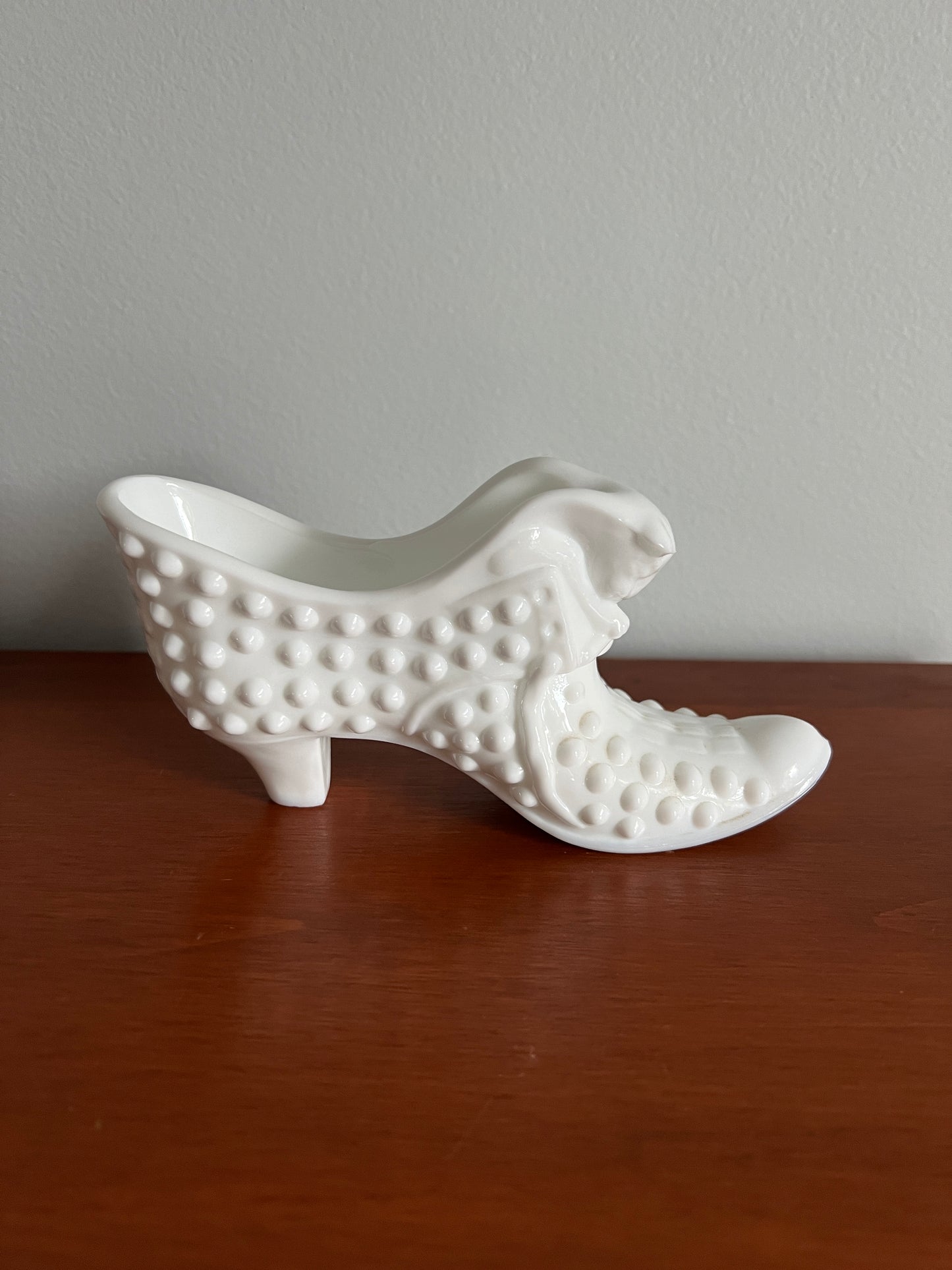 Fenton Daisy/Button Cat Milk Glass Slipper