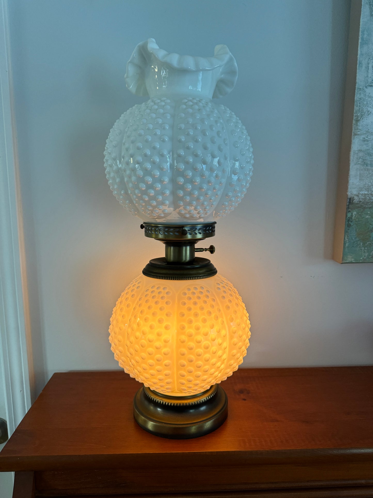 Exquisite Fenton Hobnail Lamp