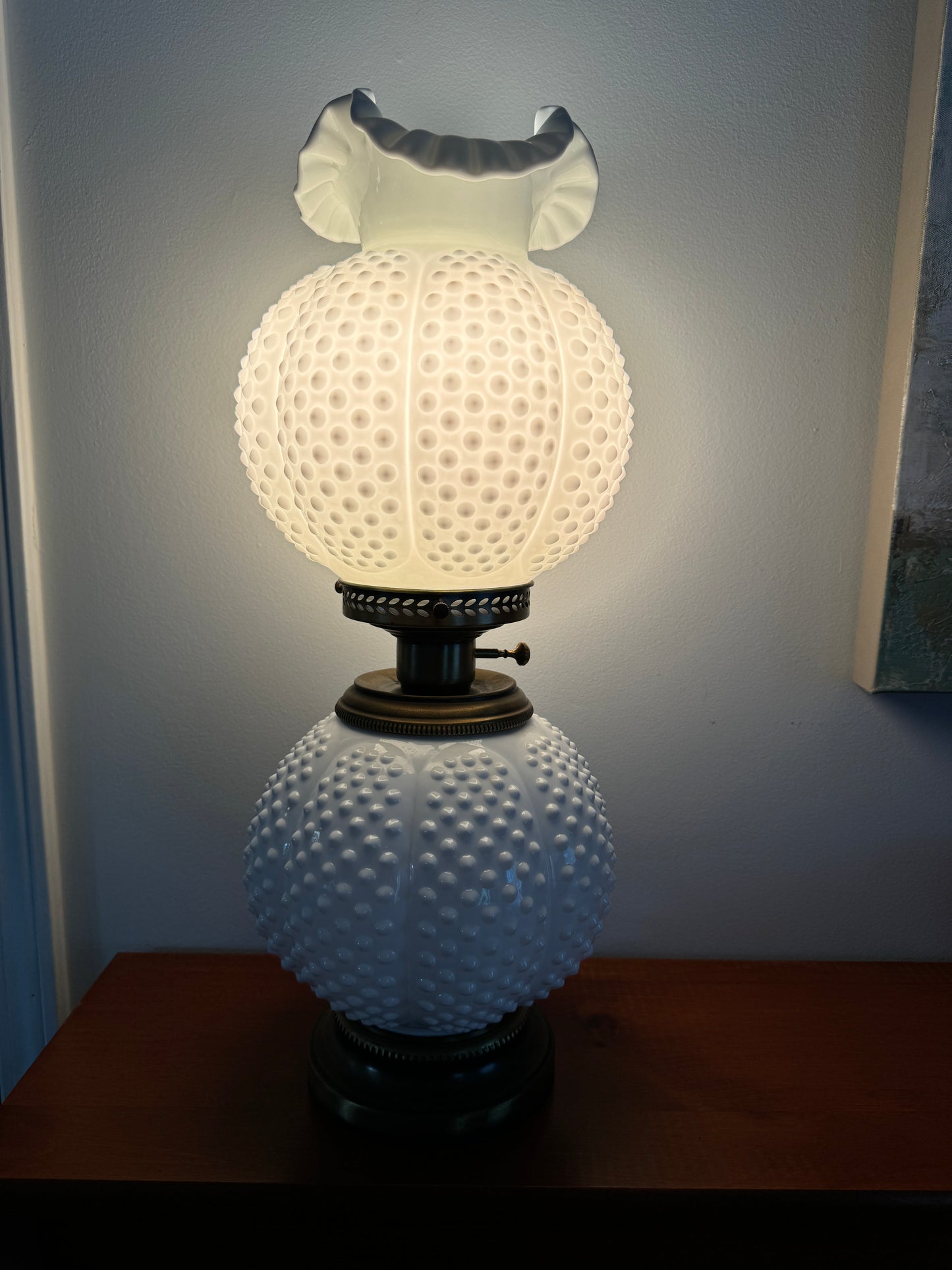 Exquisite Fenton Hobnail Lamp